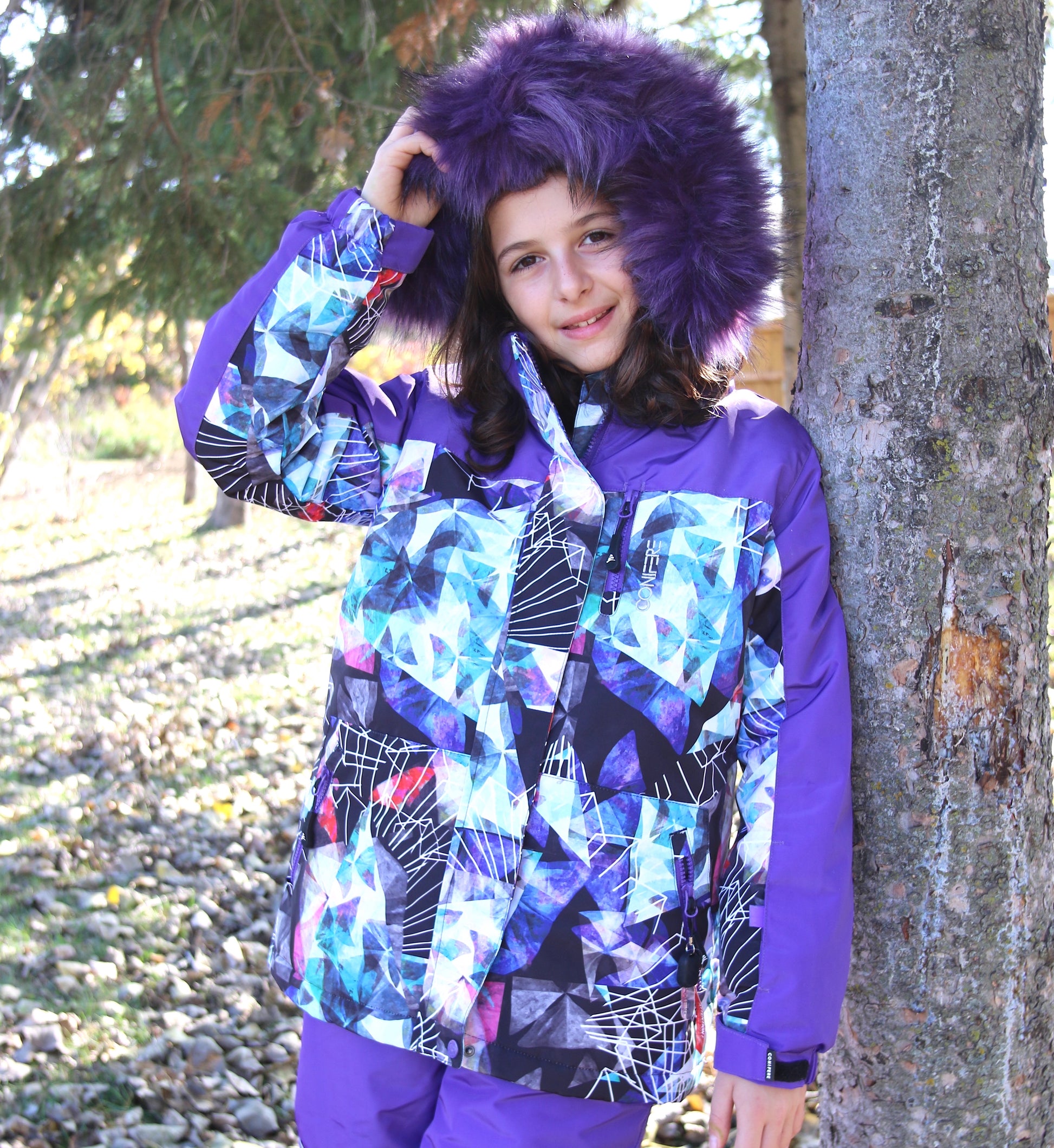 Outdoor jacket and pants set for kids, featuring cold weather protection up to -35 degrees Celsius. Water-repellent, breathable to manage body moisture. Includes wind stopper panel and removable hood.