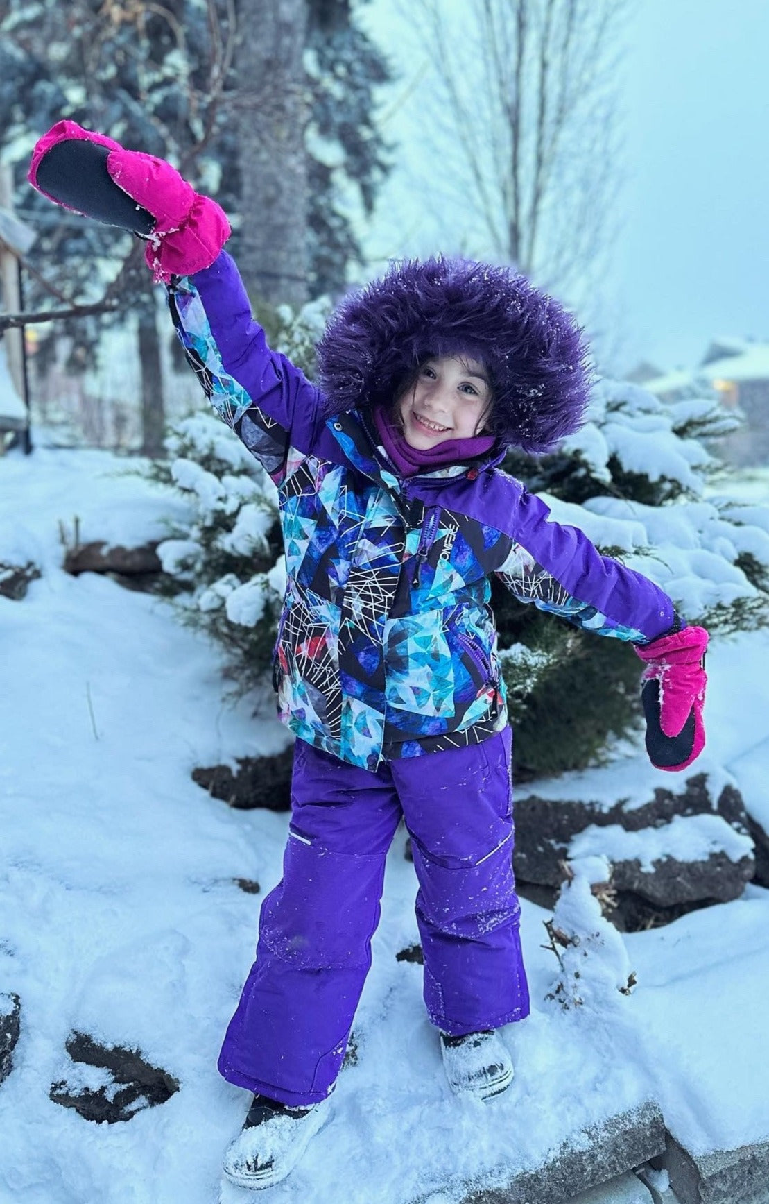 Outdoor jacket and pants set for kids, featuring cold weather protection up to -35 degrees Celsius. Water-repellent, breathable to manage body moisture. Includes wind stopper panel and removable hood.
