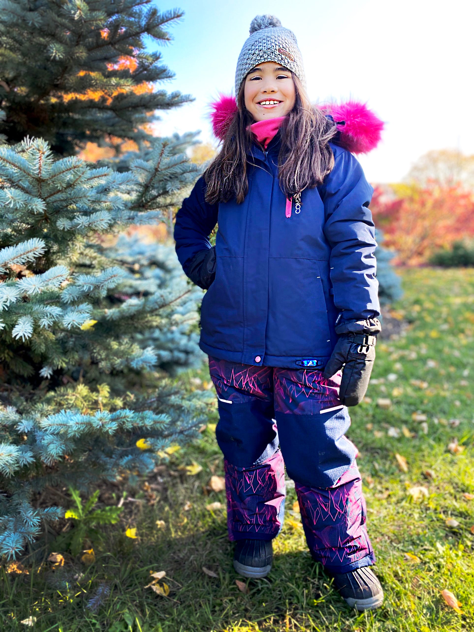 Jacket with -35°C Cold Factor protection, water repellent shell, breathable fabric, wind stopper, removable hood, LED light gadget, fleece and Loft sleeve lining, adjustable cuffs, YKK zipper, snowskirt. Pants with adjustable suspender, reflective piping, Corduratech reinforcement, adjustable hem, side zippers, removable bib