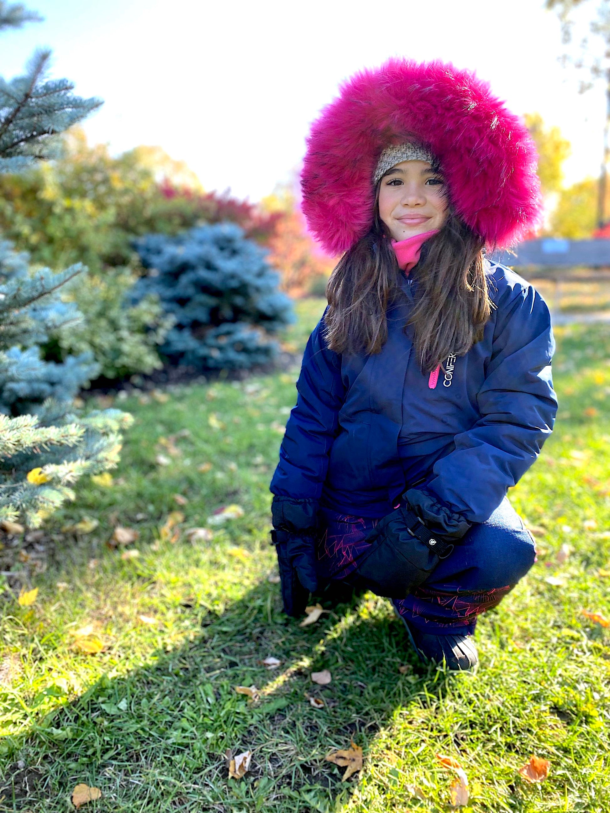 Jacket with -35°C Cold Factor protection, water repellent shell, breathable fabric, wind stopper, removable hood, LED light gadget, fleece and Loft sleeve lining, adjustable cuffs, YKK zipper, snowskirt. Pants with adjustable suspender, reflective piping, Corduratech reinforcement, adjustable hem, side zippers, removable bib